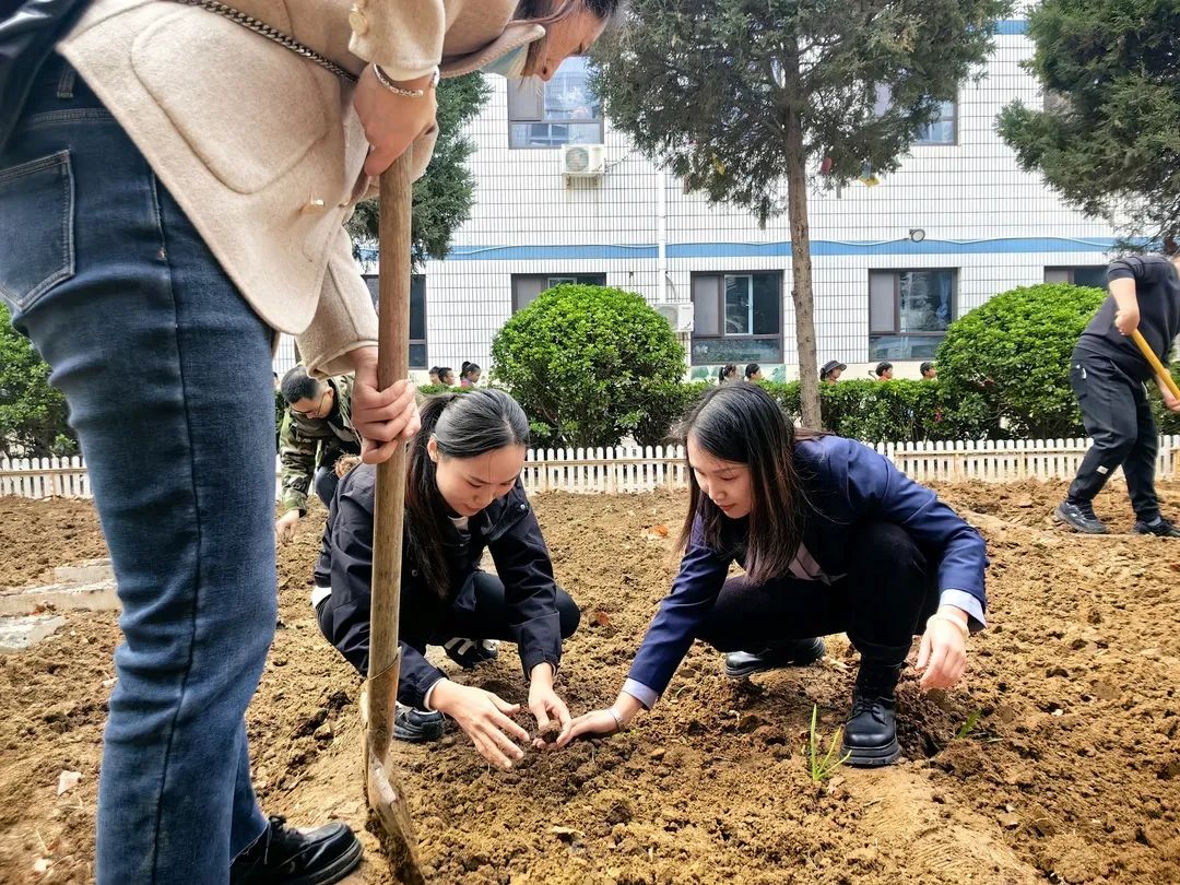 【立小?生命教育】尋味種植園 探秘中草藥｜三年級百草園種植課程開啟儀式