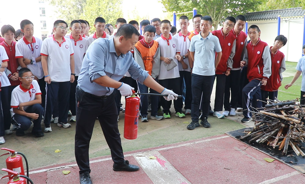 守護(hù)消防安全 共筑平安校園丨我校舉行消防安全月主題升旗儀式