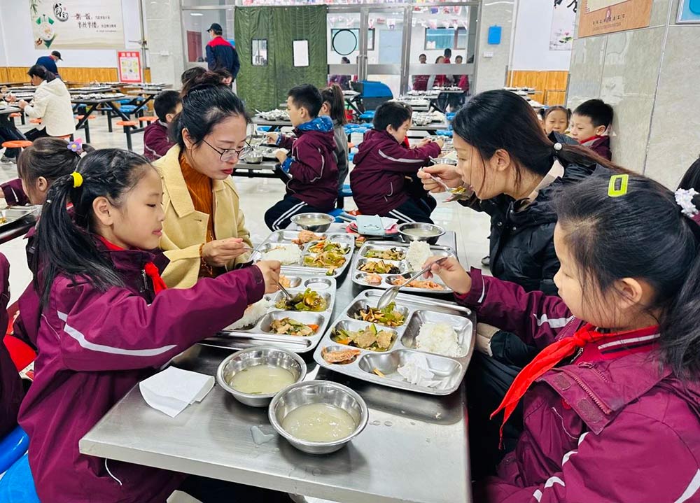 【立小 ? 家校共育】美好“食”光 與愛同在 | 第一學(xué)期家長陪餐紀(jì)實(shí)