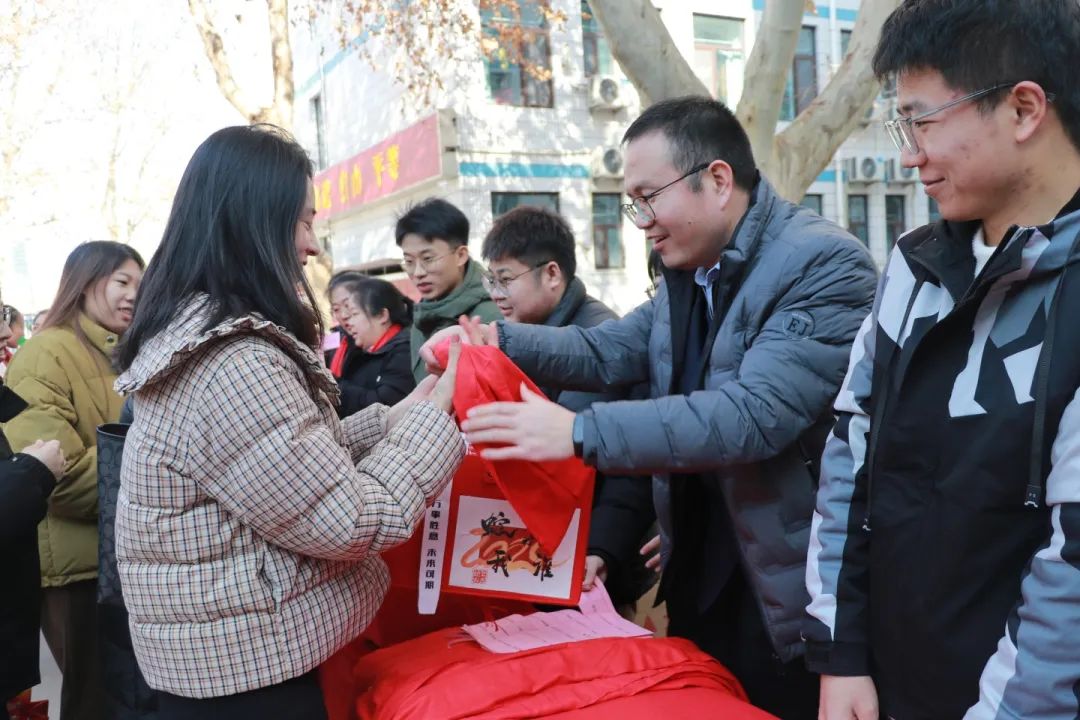 匠心筑夢(mèng)齊奮進(jìn)? 踔厲篤行譜華章丨石家莊私立第一中學(xué)2025年會(huì)盛典