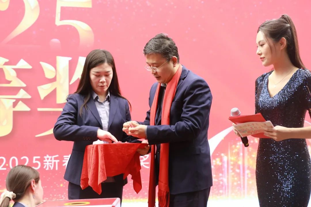 匠心筑夢(mèng)齊奮進(jìn)? 踔厲篤行譜華章丨石家莊私立第一中學(xué)2025年會(huì)盛典