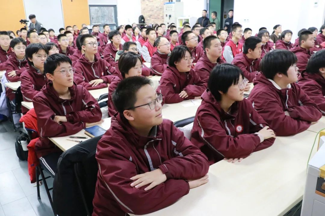 私立一中學(xué)子走進(jìn)清華丨逐夢(mèng)頂尖學(xué)府，點(diǎn)燃青春夢(mèng)想！