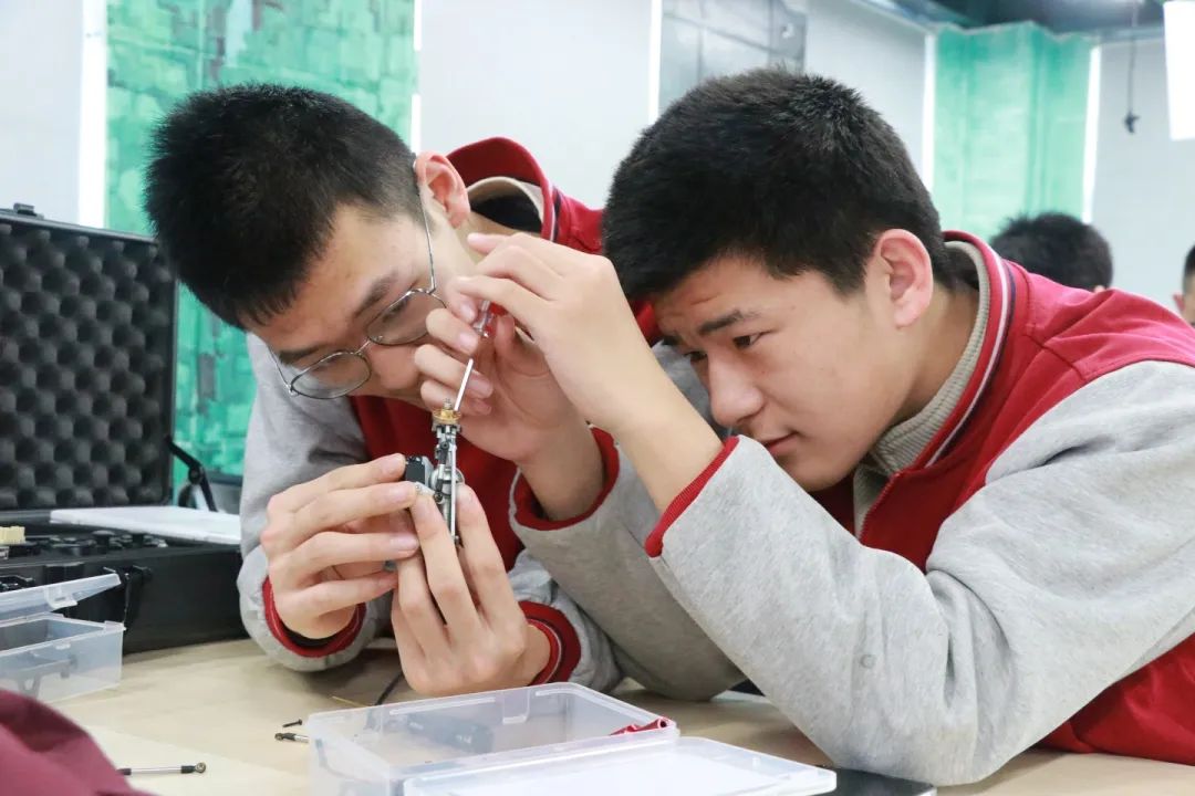 私立一中學(xué)子走進(jìn)清華丨逐夢(mèng)頂尖學(xué)府，點(diǎn)燃青春夢(mèng)想！